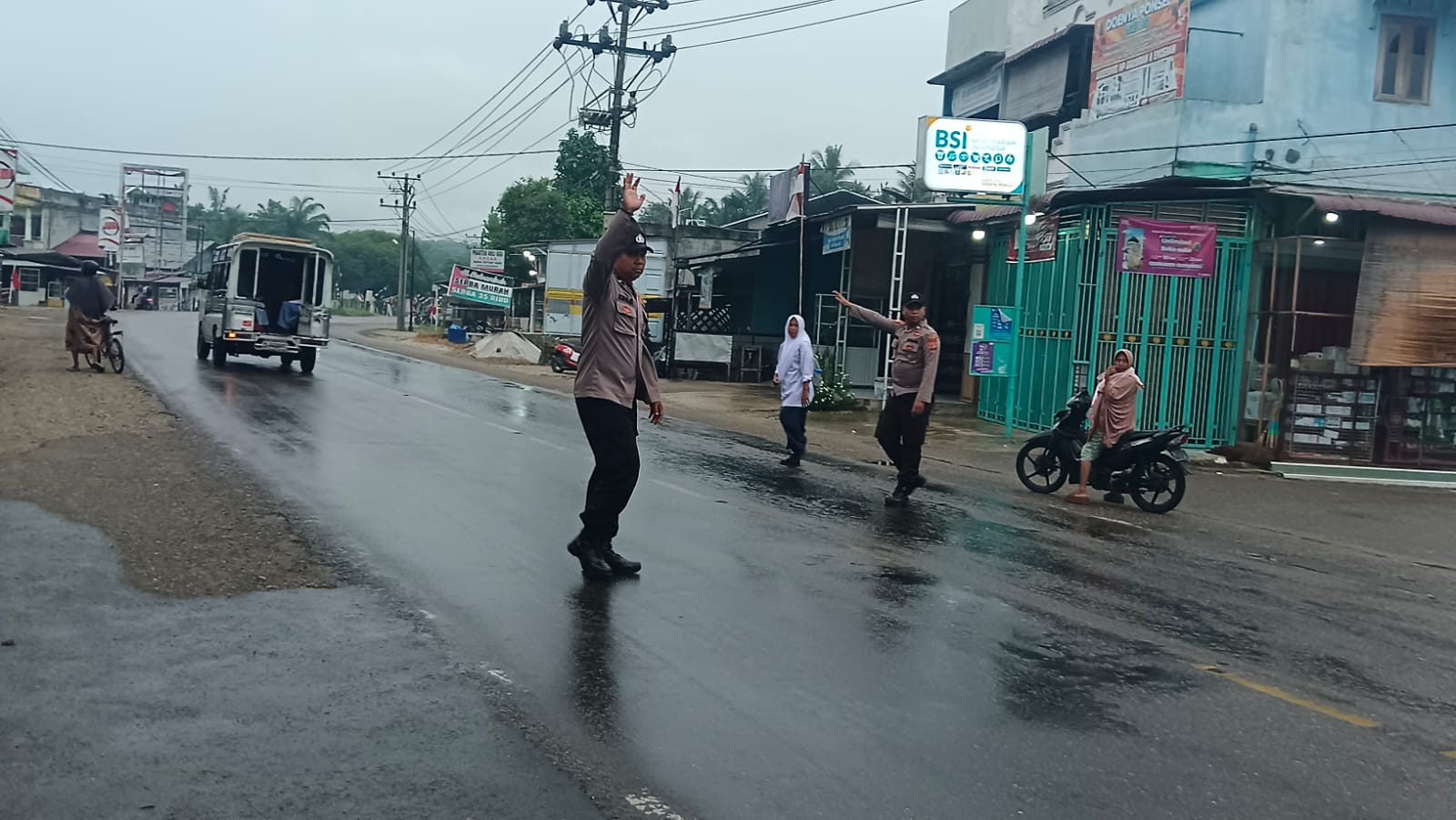 Polsek Rantau Selamat Gelar Strong Point Pagi di Jalan Medan–Banda Aceh