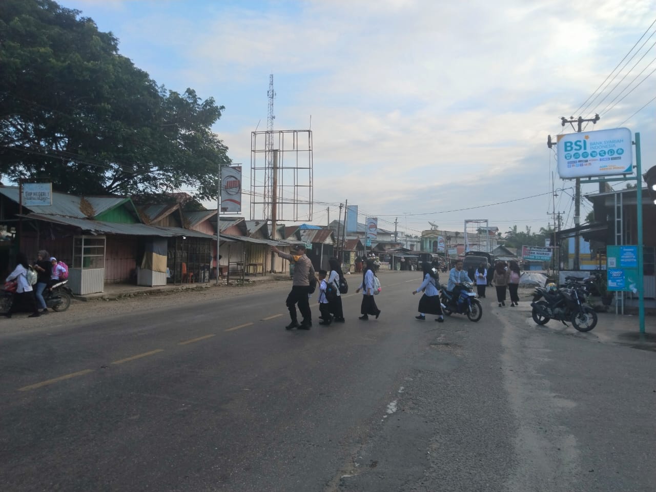 Polsek Rantau Selamat Laksanakan Strong Point Pagi di Jalan Medan–Banda Aceh