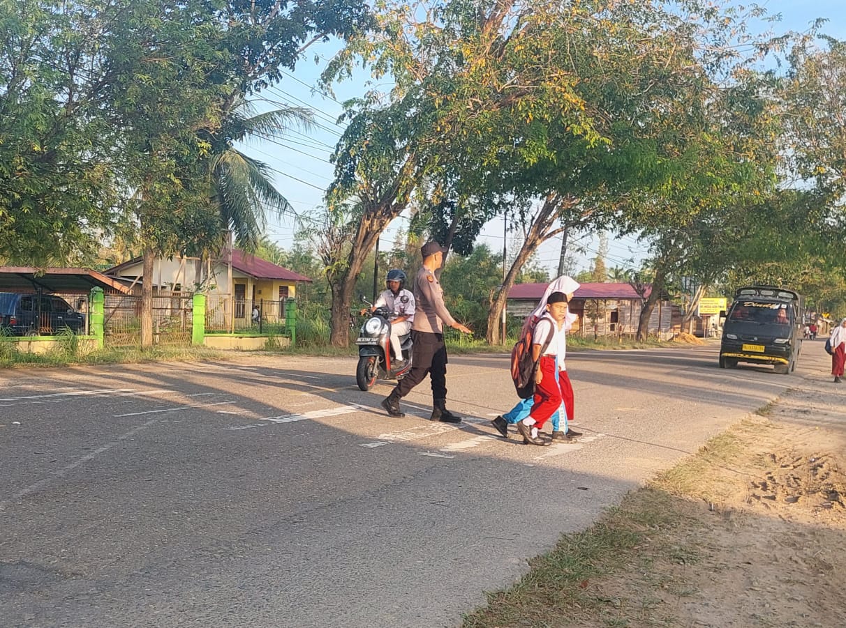 Polsek Birem Bayeun Gelar Pengaturan Lalu Lintas di Titik Rawan Pagi Hari