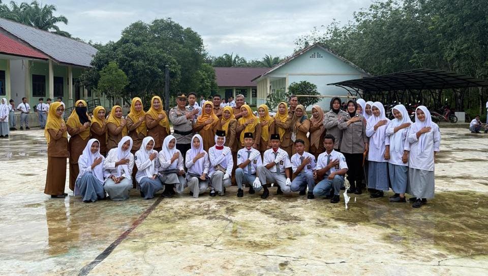 Kasat Binmas Polres Langsa Jadi Irup di SMAN 1 Birem Bayeun, Sampaikan Pesan Moral ke Siswa