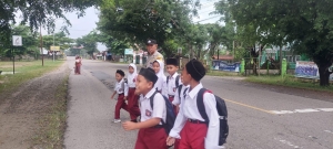 Polsek Birem Bayeun Laksanakan Pengaturan Lalu Lintas dan Himbauan Kamtibmas