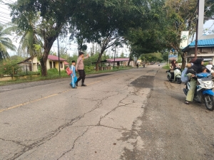 Polsek Birem Bayeun Laksanakan Gatur Lalin dan Himbauan Kamtibmas di Jalur Medan–Banda Aceh