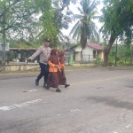 Polsek Birem Bayeun Laksanakan Pengaturan Lalu Lintas dan Himbauan Kamtibmas di Simpang Keude Birem