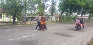 Polsek Birem Bayeun Laksanakan Pengaturan Lalu Lintas dan Himbauan Kamtibmas di Simpang Keude Birem