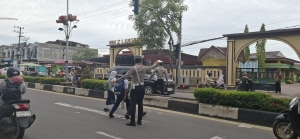 Sat Lantas Polres Langsa Gelar Pengaturan Lalu Lintas dan Strong Point Pagi di Jalan Ahmad Yani