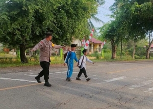 Polsek Birem Bayeun Laksanakan Pengaturan Lalu Lintas di Simpang Keude Birem