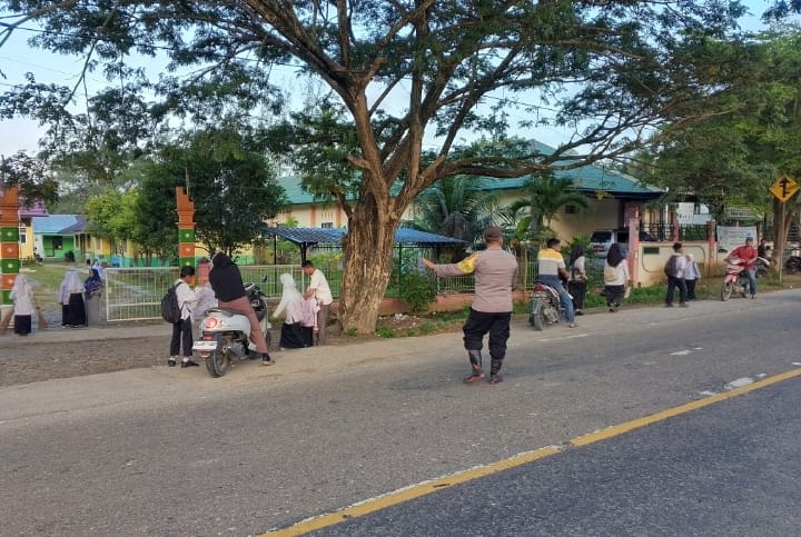 Polsek Rantau Selamat Gelar Strong Point Pagi di Jalan Medan–Banda Aceh