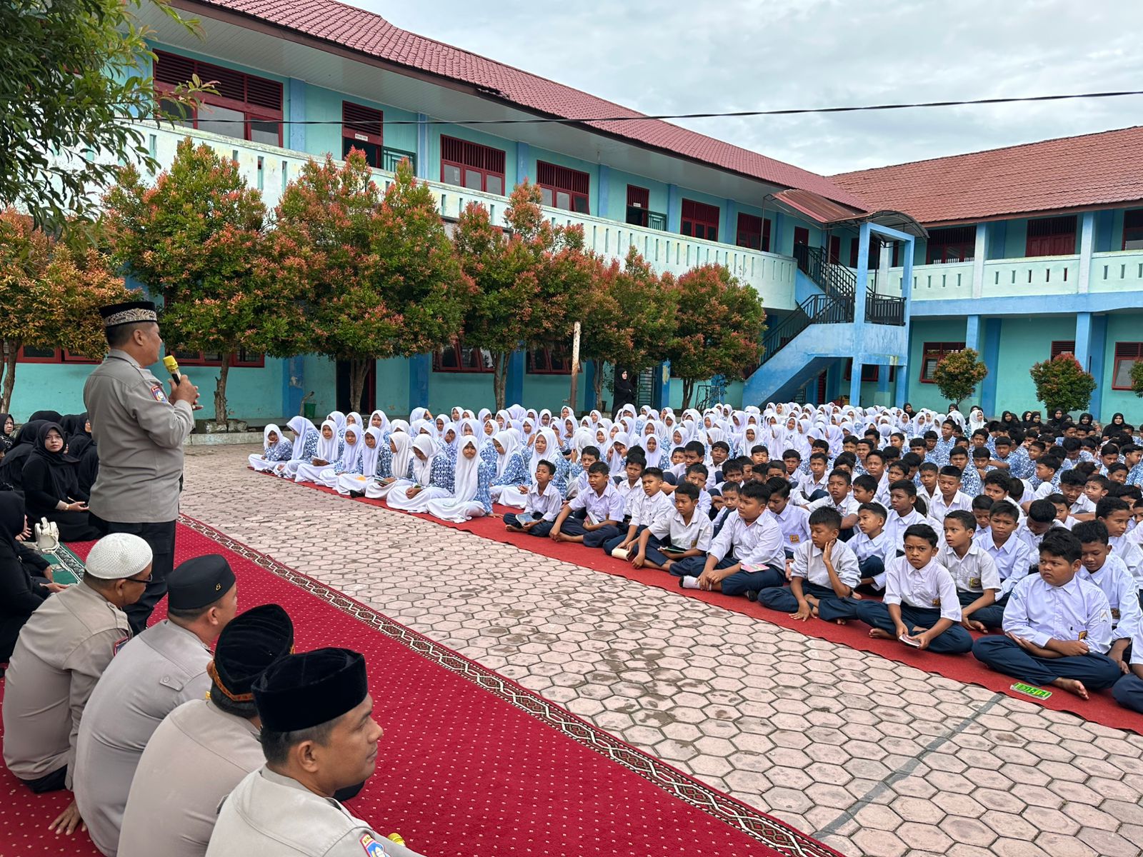 Satbinmas Polres Langsa Gelar Kegiatan “Polisi Saweu Sikula” dan Yasinan Bersama di SMPN 5 Langsa