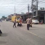 Polsek Sungai Raya Gelar Pengaturan Lalu Lintas di Simpang Empat Pasar Pekan Labuhan Keude