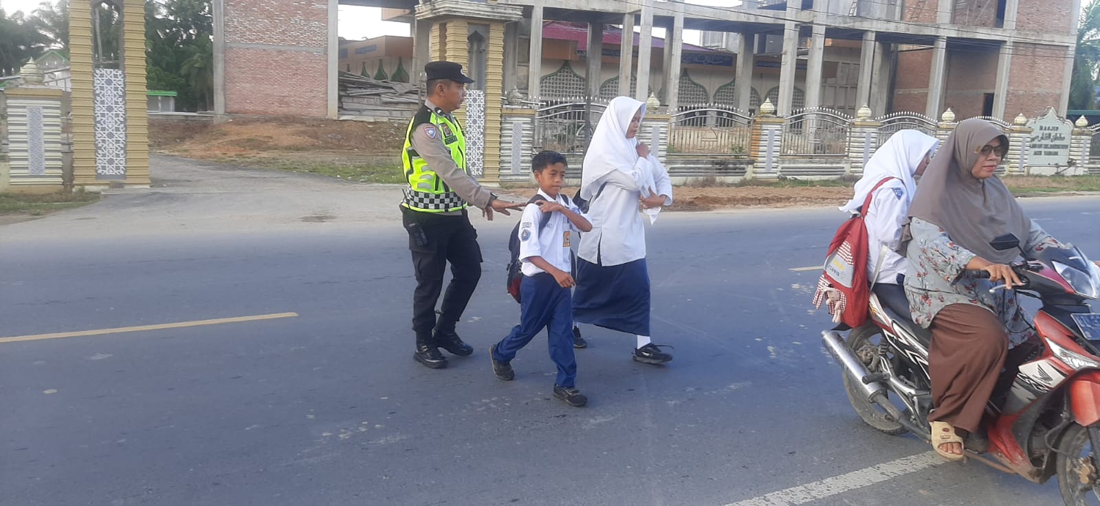 Polsek Manyak Payed Laksanakan Pengaturan Lalu Lintas dan Pemeliharaan Kamtibmas