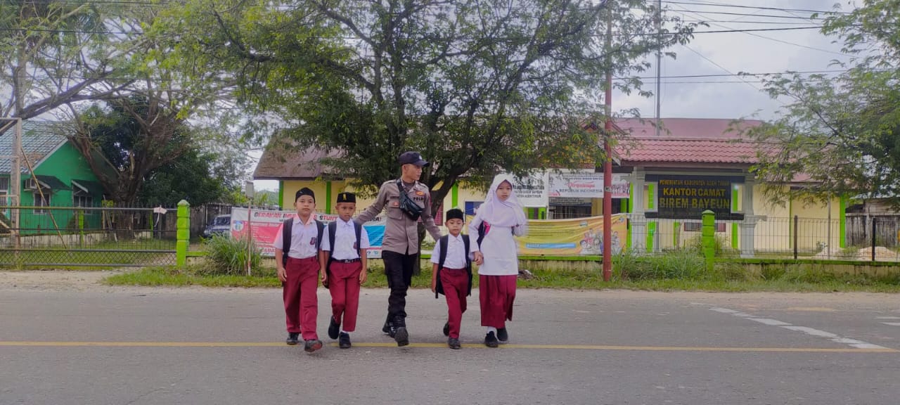 Polsek Birem Bayeun Gelar Pengaturan Lalu Lintas di Simpang Keude dan Depan SDN 3 Birem