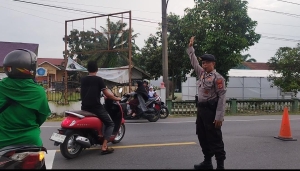 Personel Polsek Manyak Payed Laksanakan Gatur Lalin dan Pemeliharaan Kamtibmas