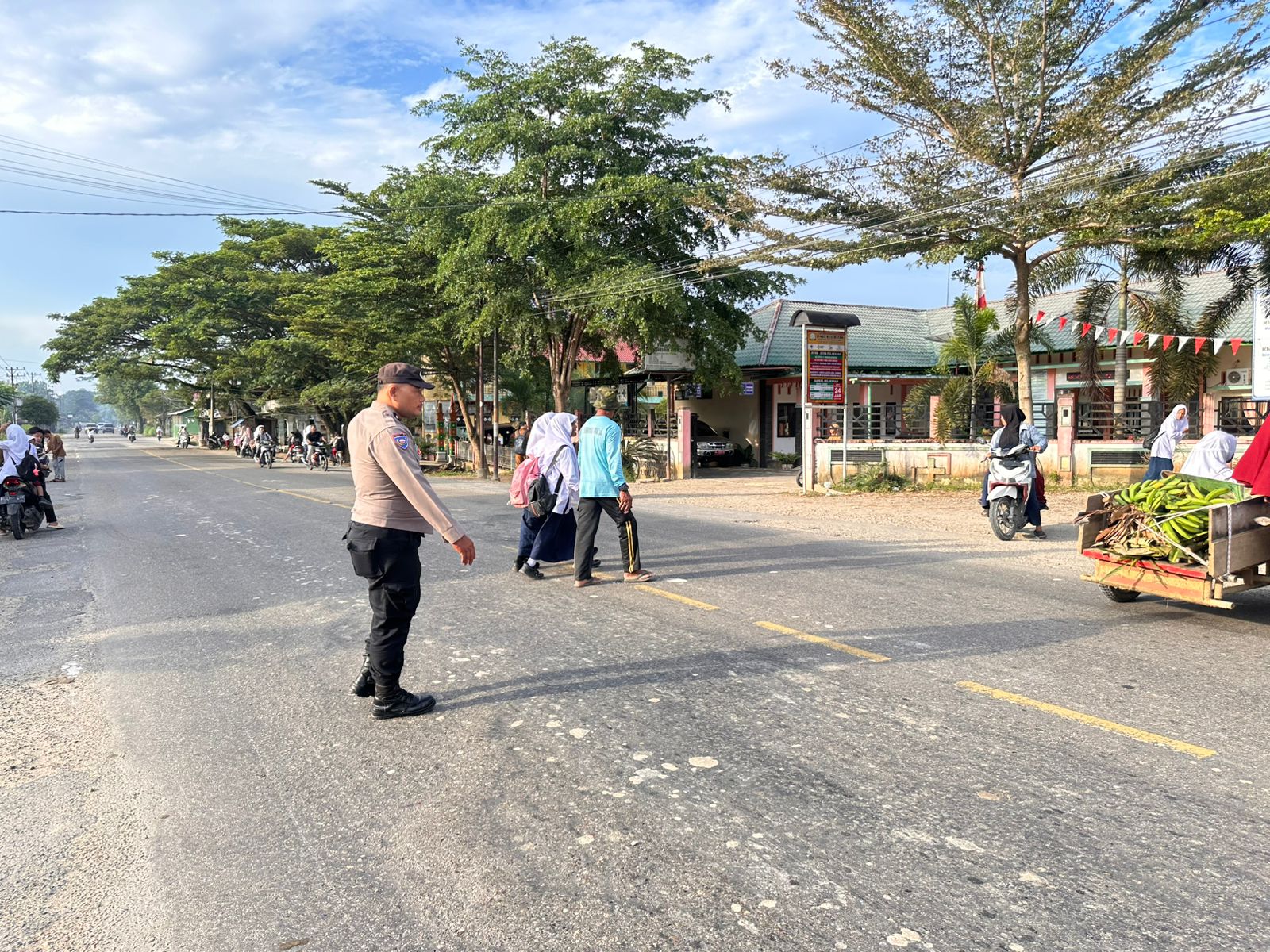 Polsek Rantau Selamat Laksanakan Strong Point Pagi di Jalan Medan–B. Aceh, Desa Bayeun