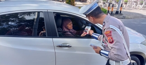 Sat Lantas Polres Langsa Bagikan Brosur Tertib Berlalu Lintas di Jalur KTL Ahmad Yani