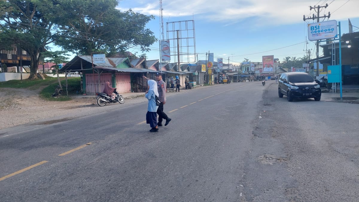 Polsek Rantau Selamat Laksanakan Strong Point Pagi di Jalan Medan–Banda Aceh