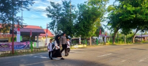 Polsek Birem Bayeun Gelar Gatur Lalin Pagi di Depan SDN 3 dan Simpang Keude Birem
