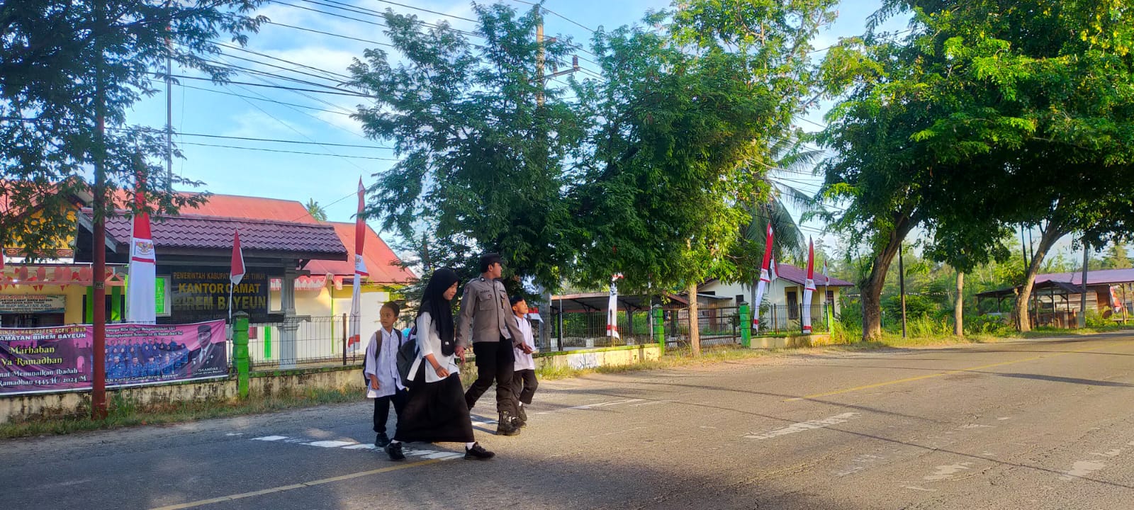 Polsek Birem Bayeun Gelar Gatur Lalin Pagi di Depan SDN 3 dan Simpang Keude Birem