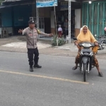 Polsek Rantau Selamat Laksanakan Strong Point Pagi di Jalan Medan–Banda Aceh