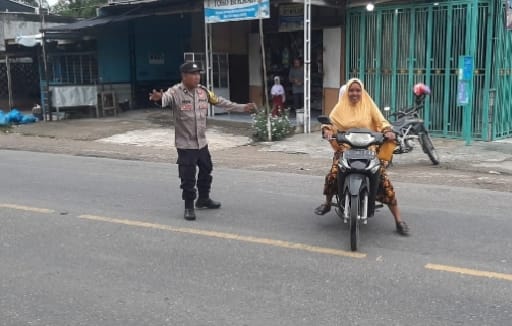 Polsek Rantau Selamat Laksanakan Strong Point Pagi di Jalan Medan–Banda Aceh