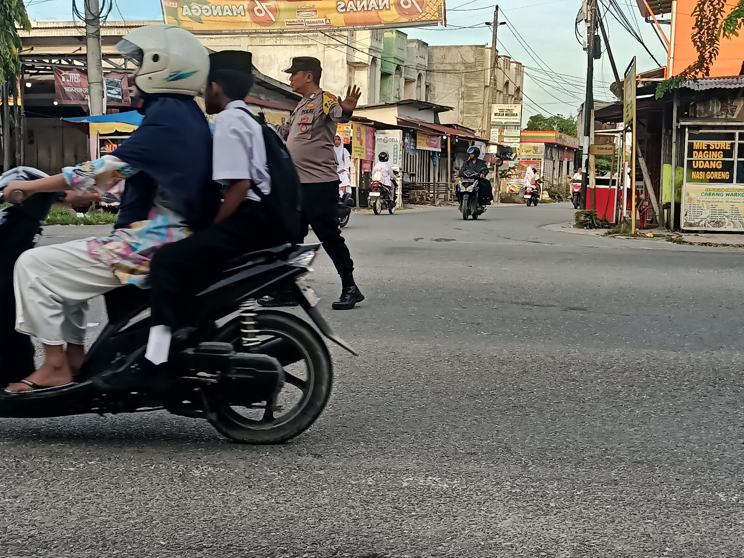 Polsek Langsa Barat Laksanakan Gatur Lalin di Pagi Hari untuk Wujudkan Kamseltibcarlantas