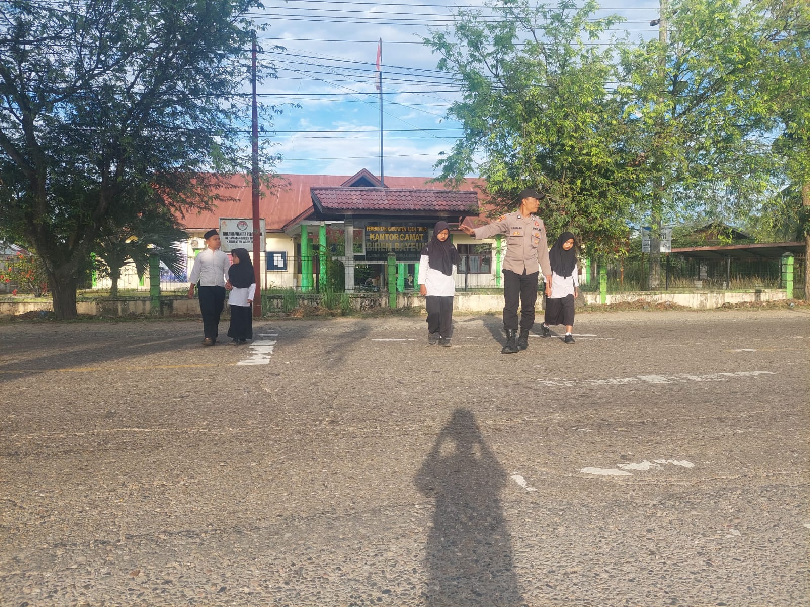 Polsek Birem Bayeun Laksanakan Pengaturan Lalu Lintas di Titik Padat Aktivitas Pagi