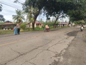 Pengaturan Lalu Lintas Polsek Birem Bayeun di Depan SDN 3 dan Simpang Keude Birem