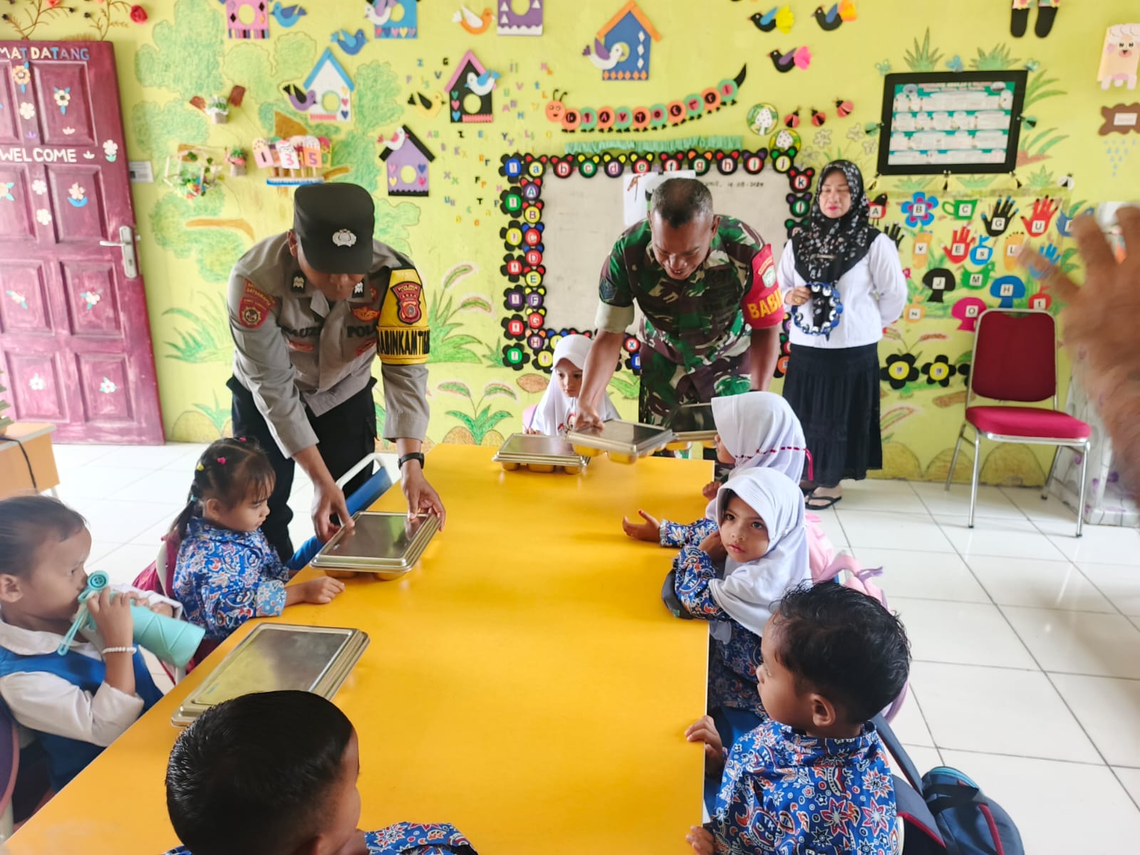 TNI–Polri Kawal Pendistribusian Program Makan Bergizi Gratis di Sungai Raya