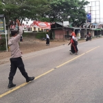 Polsek Rantau Selamat Laksanakan Strong Point Pagi di Jalan Medan–Banda Aceh