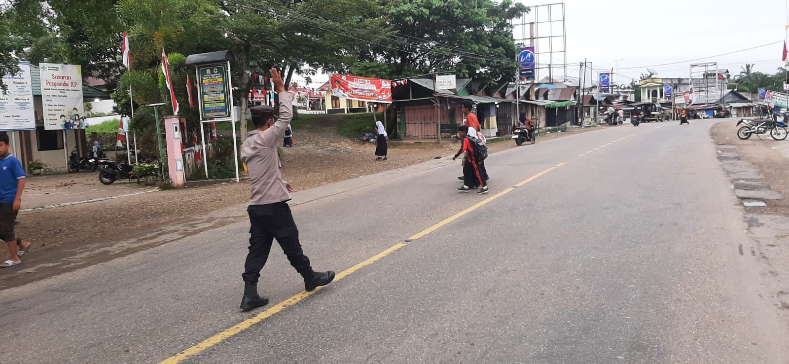 Polsek Rantau Selamat Laksanakan Strong Point Pagi di Jalan Medan–Banda Aceh