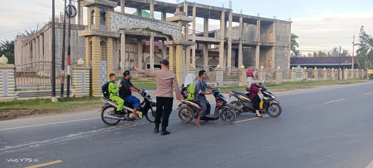 Polsek Manyak Payed Lakukan Pengaturan Pagi di Dua Titik Sekolah