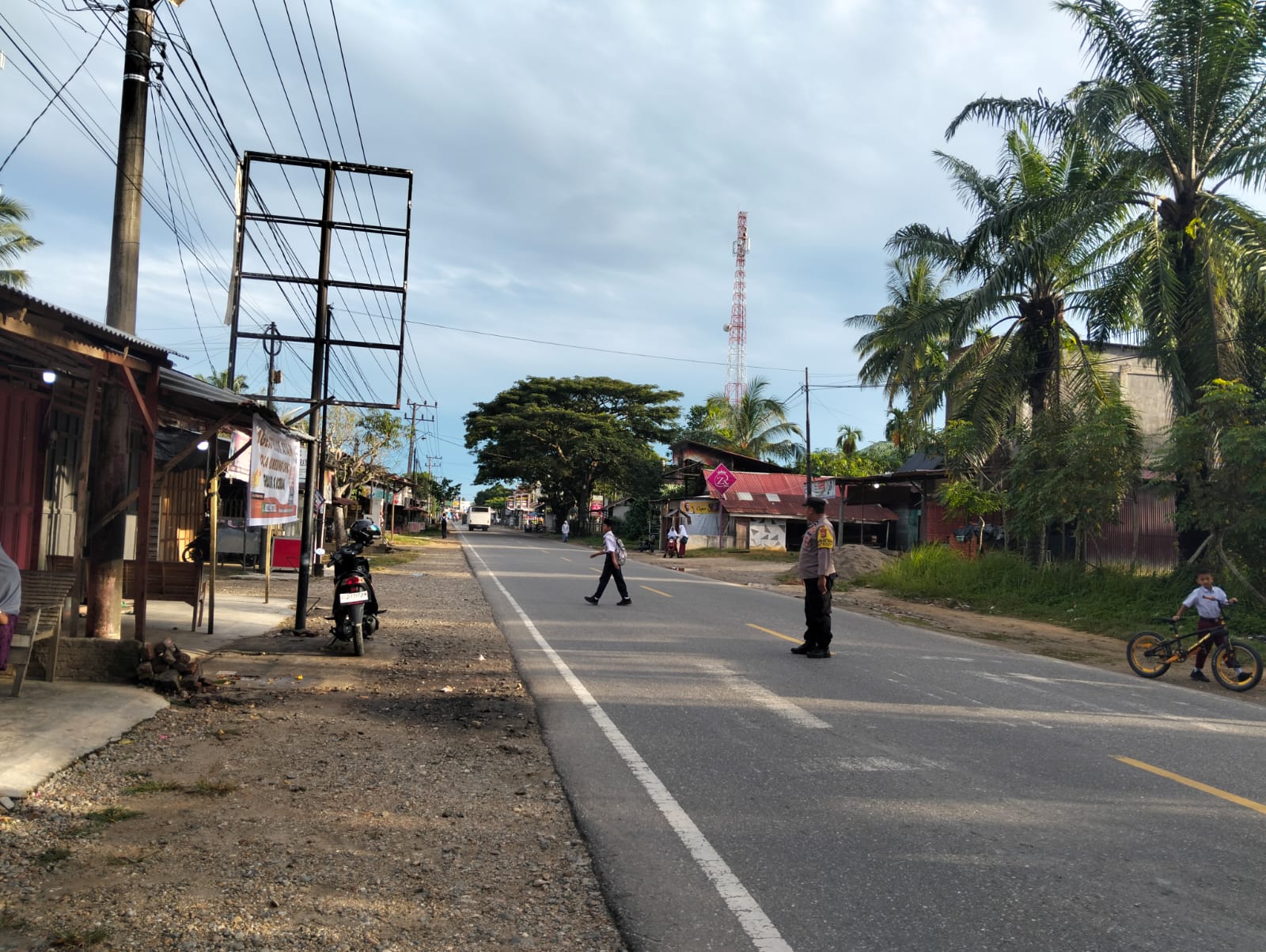 Polsek Sungai Raya Laksanakan Pengaturan Lalu Lintas Pagi di Wilayah Hukum Sungai Raya