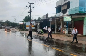 Polsek Rantau Selamat Laksanakan Strong Point Pagi di Jalan Medan–Banda Aceh