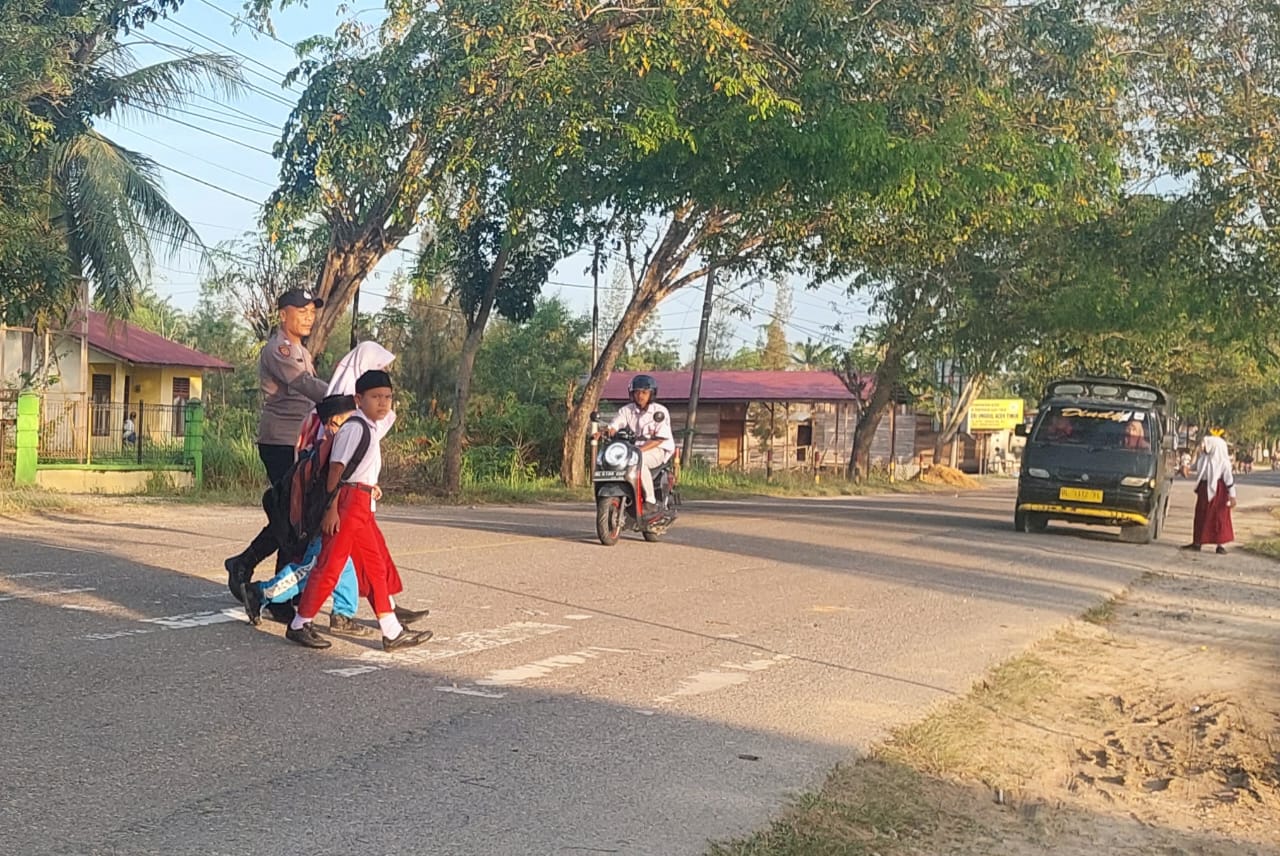 Polsek Birem Bayeun Laksanakan Pengaturan Lalu Lintas di Titik Rawan Pagi Hari