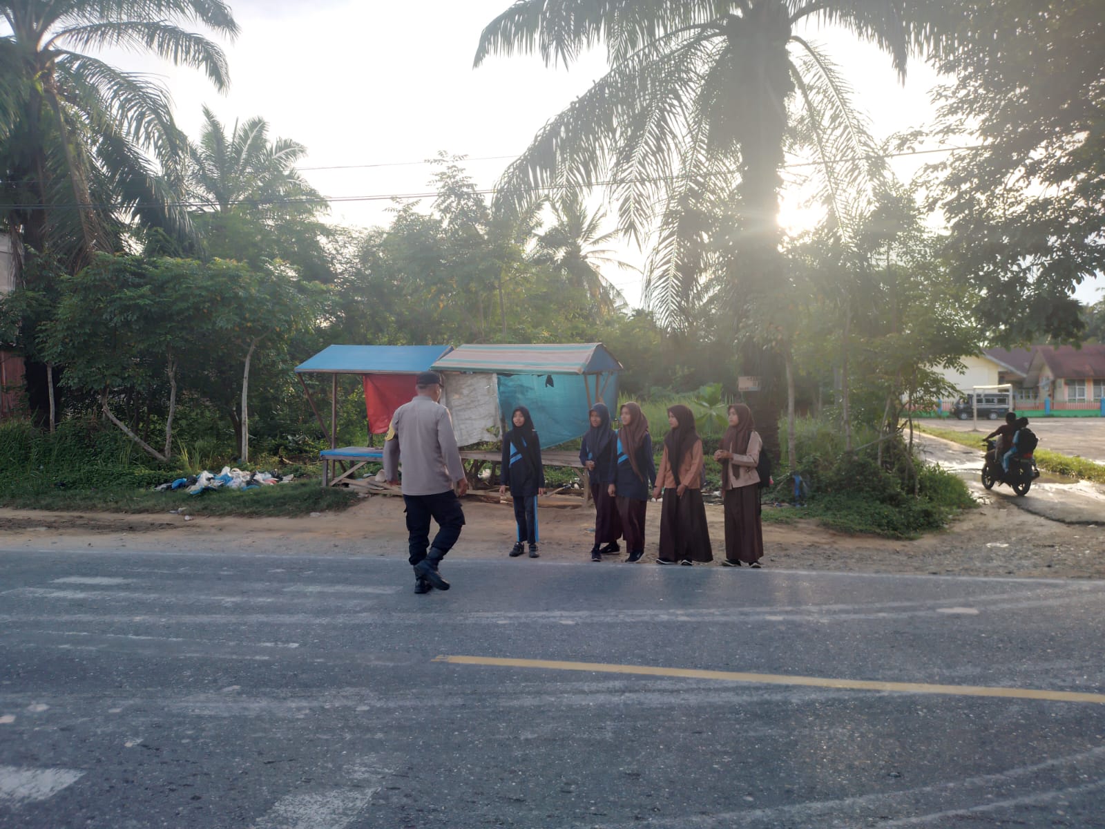 Polsek Sungai Raya Laksanakan Pengaturan Lalu Lintas Pagi di Wilayah Hukum Sungai Raya