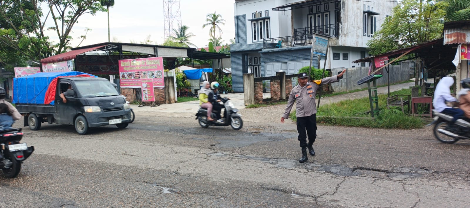 Polsek Langsa Barat Laksanakan Gatur Lalin Wujudkan Kamseltibcarlantas Aman dan Lancar