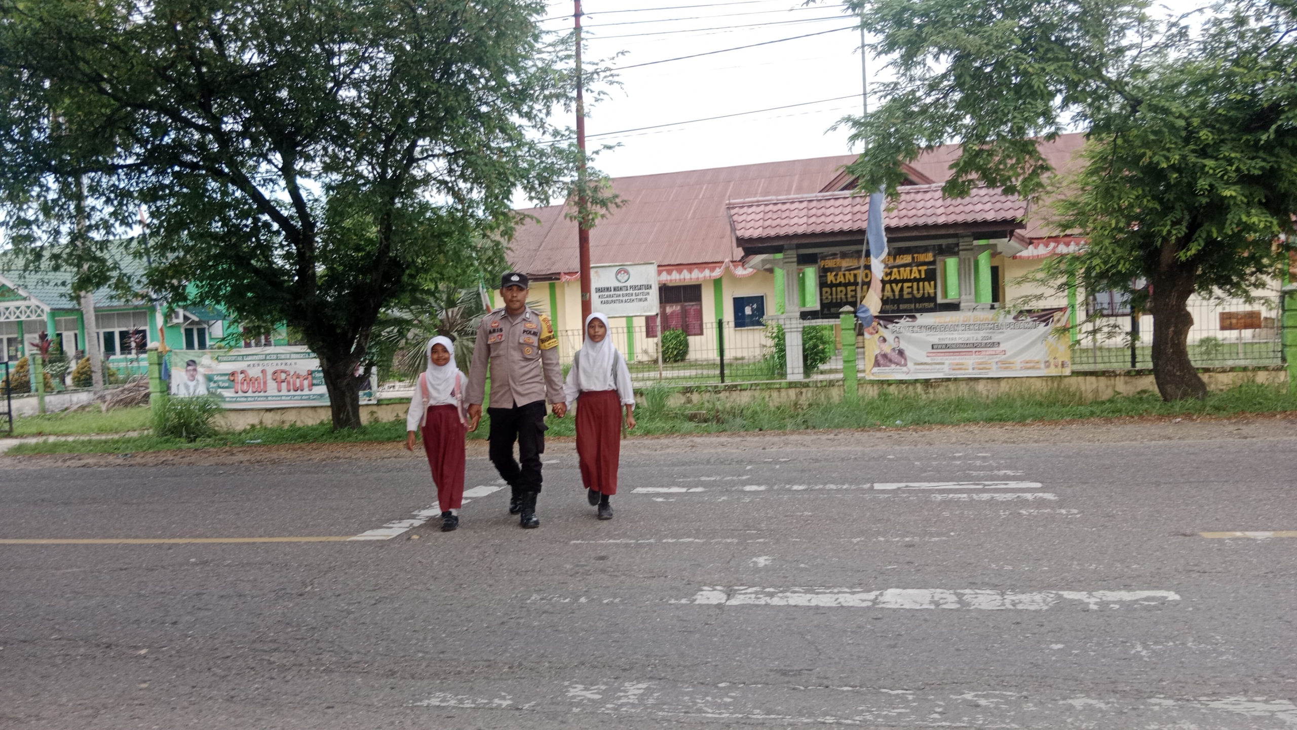 Polsek Birem Bayeun Gelar Gatur Lalin di Depan SDN 3 dan Simpang Keude Birem