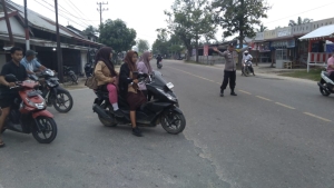 Polsek Birem Bayeun Laksanakan Pengaturan Lalu Lintas di Titik Rawan Kemacetan
