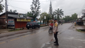 Polsek Birem Bayeun Gelar Pengaturan Lalu Lintas di Titik Rawan Pagi Hari