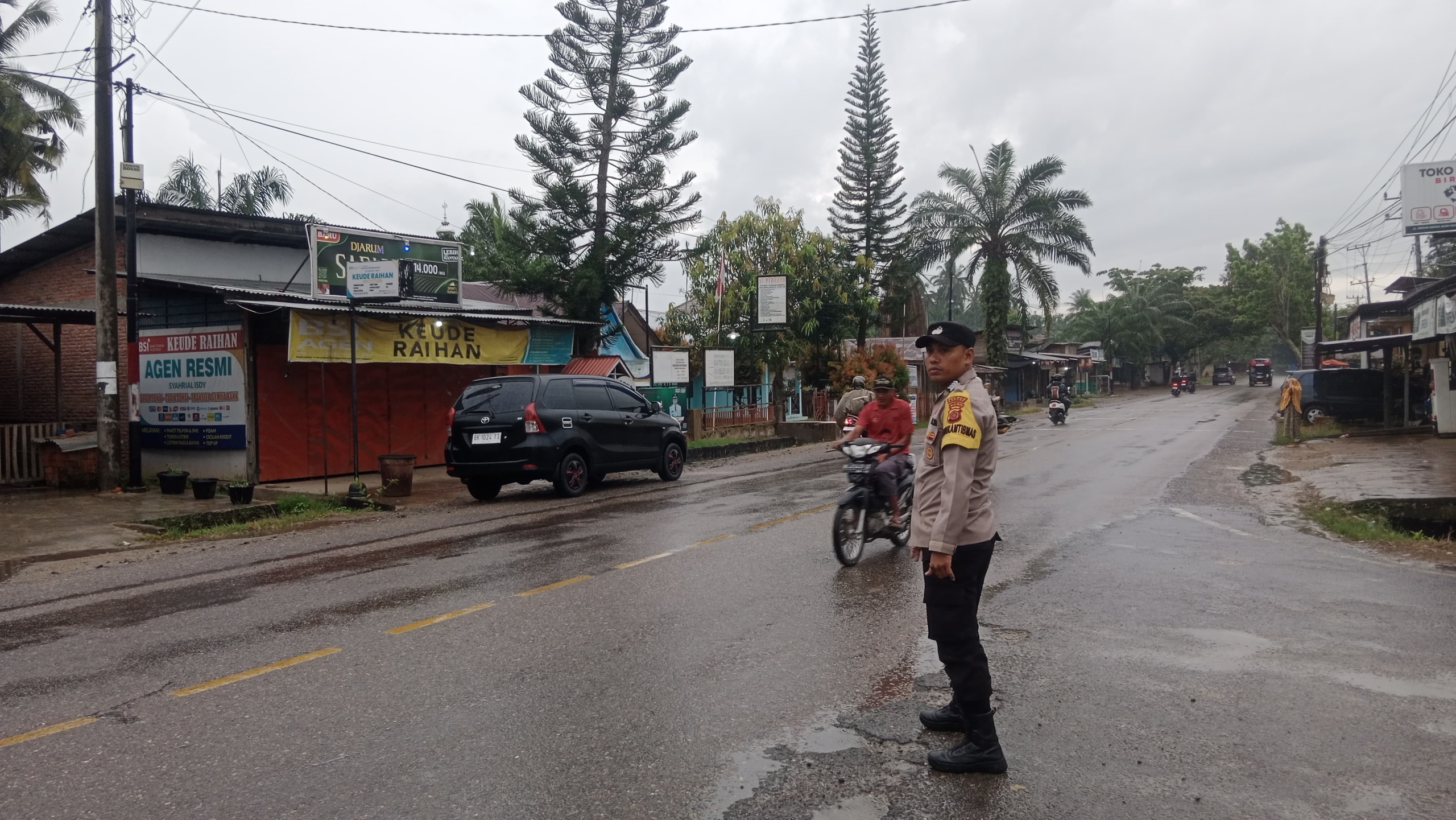 Polsek Birem Bayeun Gelar Pengaturan Lalu Lintas di Titik Rawan Pagi Hari