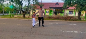 Polsek Birem Bayeun Gelar Pengaturan Lalu Lintas Pagi di Depan Sekolah dan Simpang Keude Birem