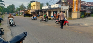 Polsek Birem Bayeun Laksanakan Pengaturan Lalu Lintas di Simpang Keude Birem