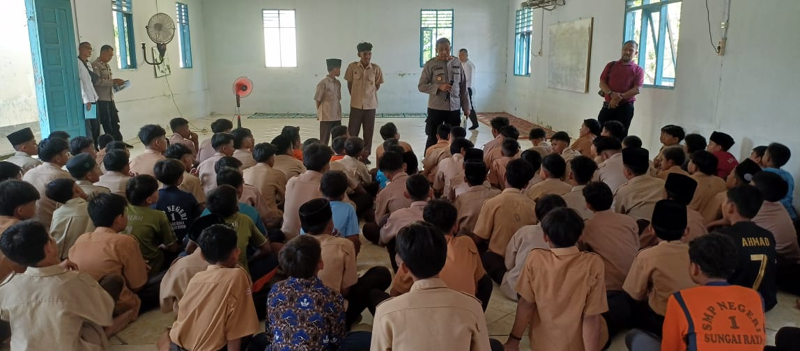 Kapolsek Sungai Raya Berikan Sosialisasi Penerimaan Murid Baru SMA Kemala Taruna Bhayangkara Tahun 2026/2027 di SMPN 1 Sungai Raya
