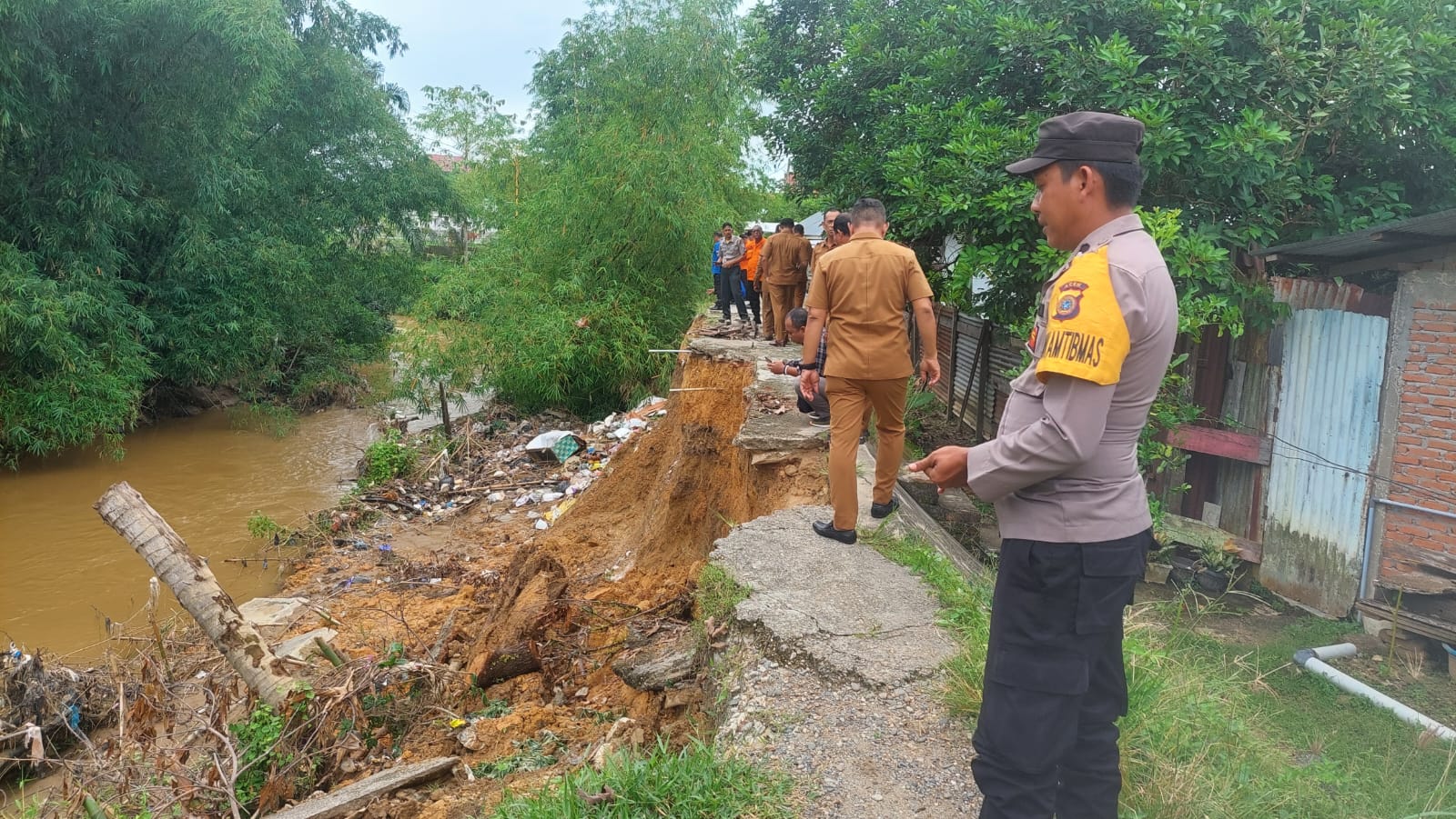 Bhabinkamtibmas Monitoring Potensi Banjir di Wilayah Gampong Teungoh.