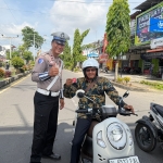 Sat Lantas Polres Langsa Bagikan Brosur dan Suvenir untuk Ajak Masyarakat Tertib Berlalu Lintas