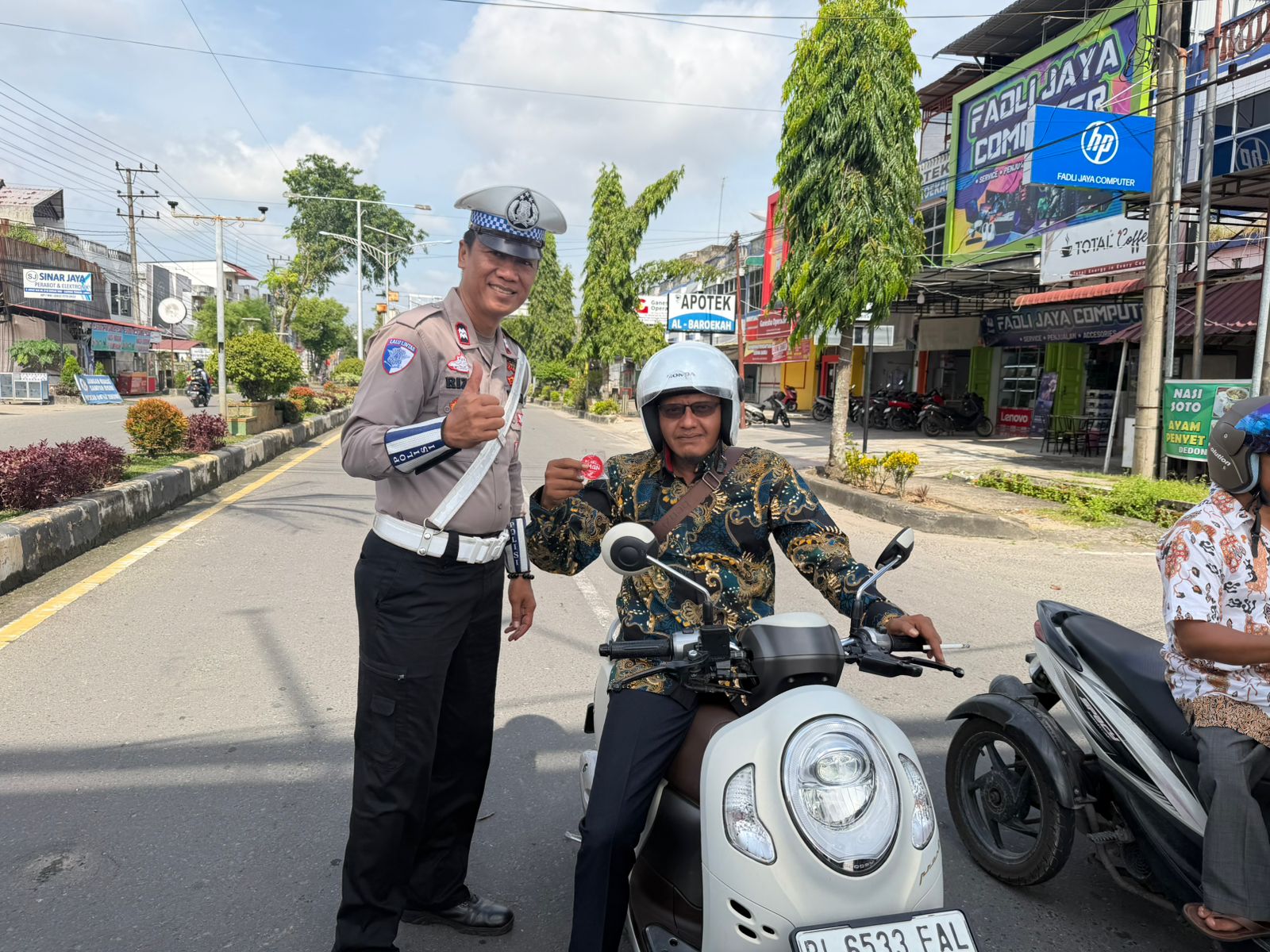 Sat Lantas Polres Langsa Bagikan Brosur dan Suvenir untuk Ajak Masyarakat Tertib Berlalu Lintas
