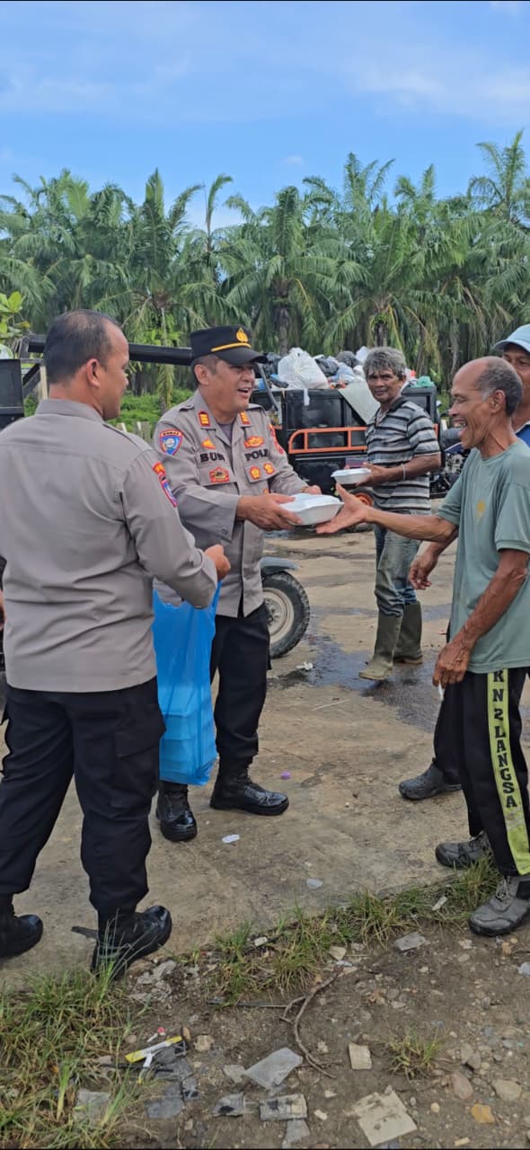 Satbinmas Polres Langsa Gelar “Jumat Berkah” untuk Petugas Kebersihan Kota