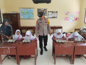 Bhabinkamtibmas Polsek Langsa Berkunjung ke Sekolah Di Desa Binaannya.