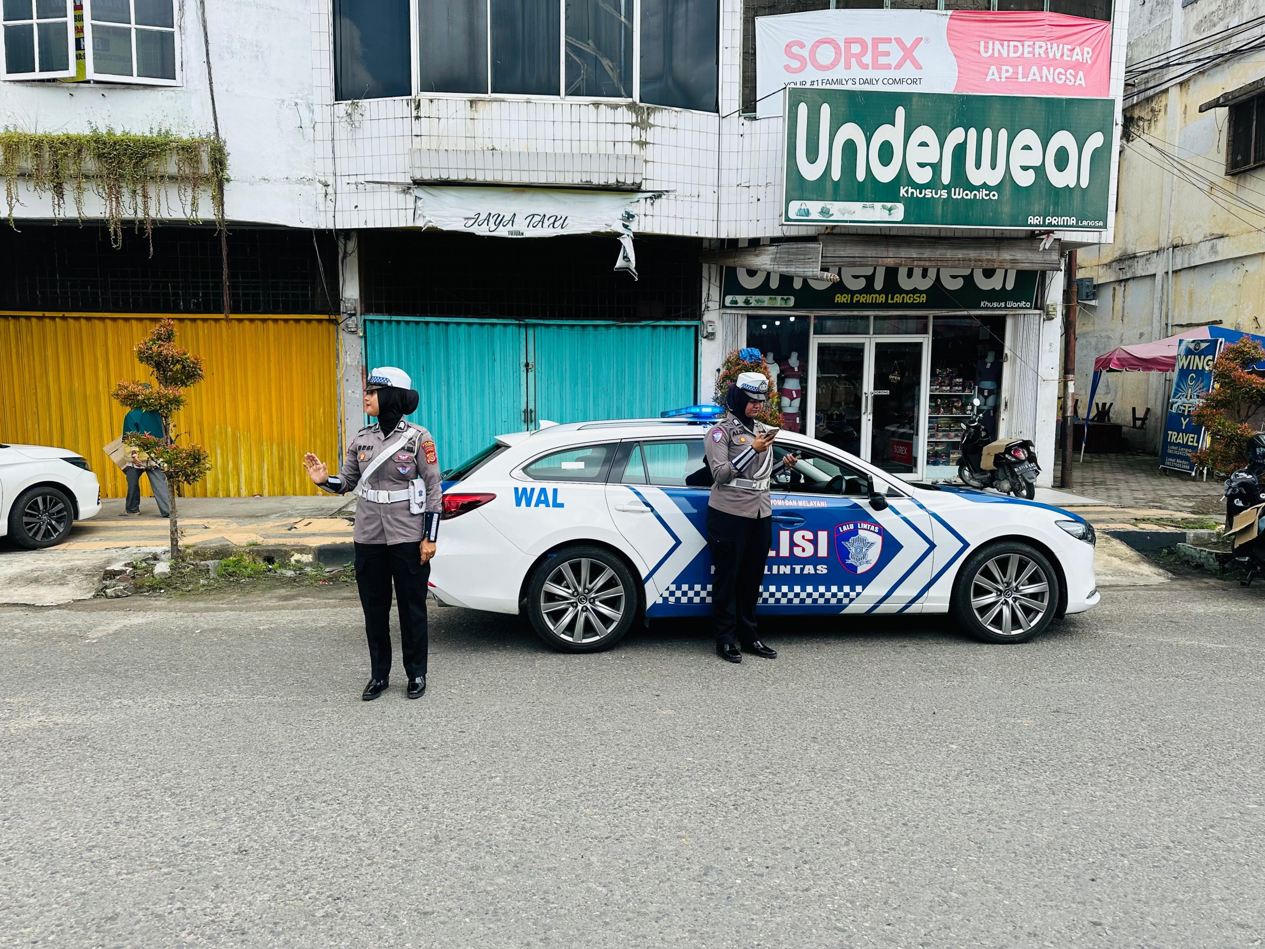 Polwan Polres Langsa Ajak Masyarakat Tunaikan Ibadah Sholat Jum’at dan Jaga Situasi Kondusif