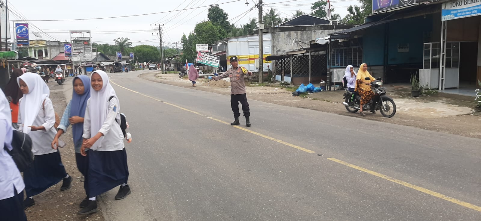 Polsek Rantau Selamat Laksanakan Strong Point Pagi di Jalan Medan–Banda Aceh