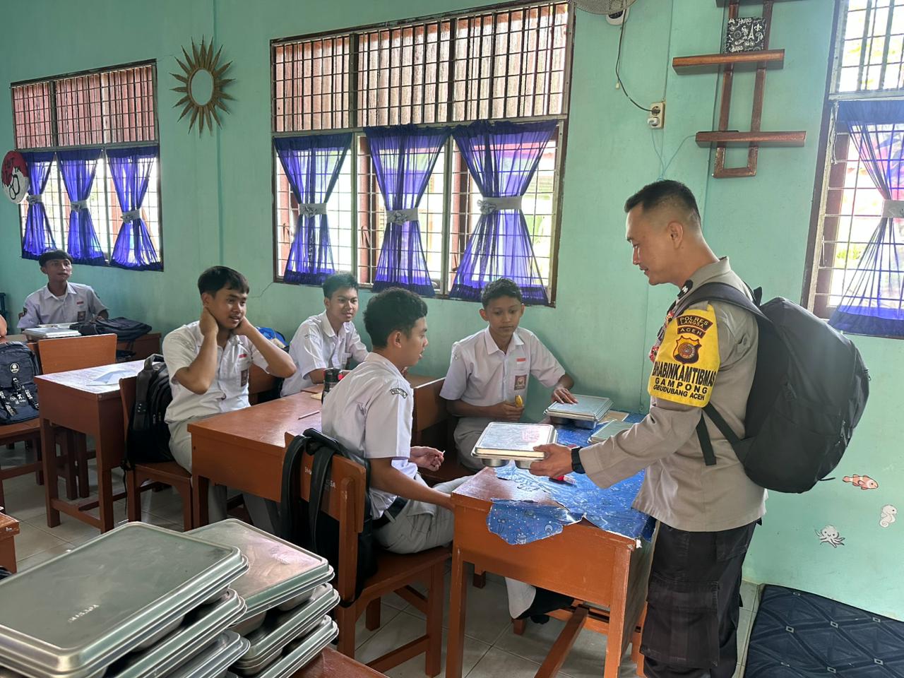Polsek Langsa Barat Kawal Pendistribusian Program Makan Bergizi Gratis di Kecamatan Langsa Barat